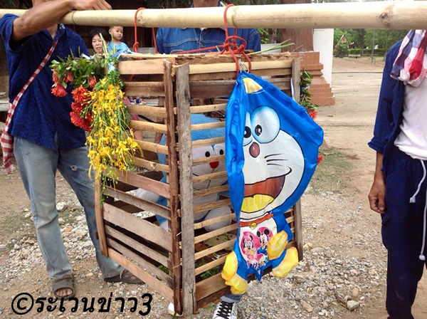 干ばつのタイで「ドラえもん」の雨乞いの儀式、動物虐待で本物のネコは使えず