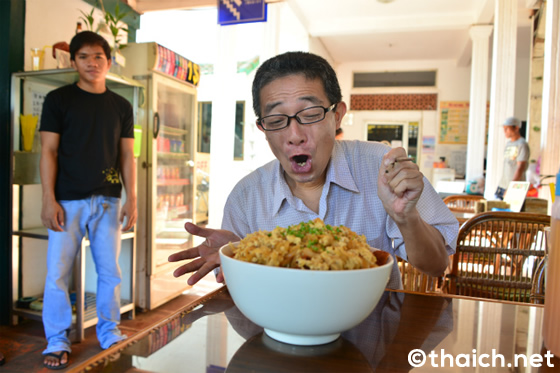 アンコールワットの町で、超大盛りかつ丼に挑戦!