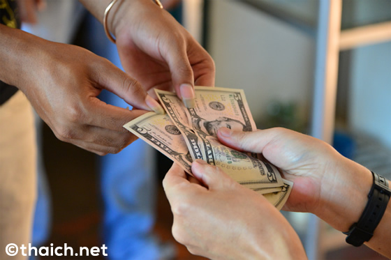 アンコールワットの町で、超大盛りかつ丼に挑戦!