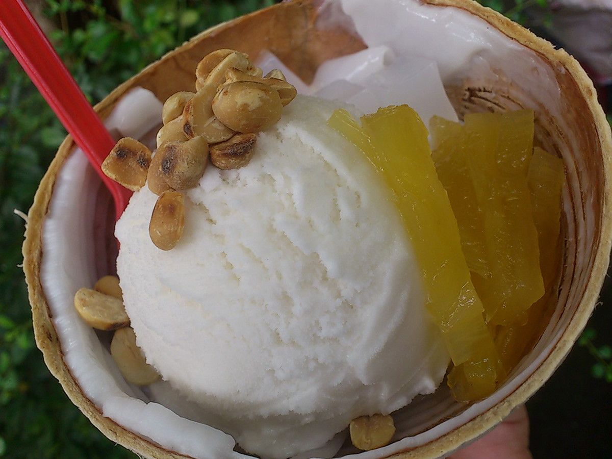 ココナッツアイスクリーム（ไอศครีมมะพร้าว）。 