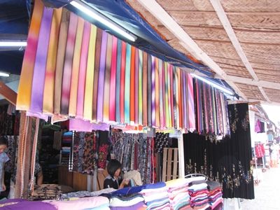 ヤンゴン観光名所：ミャンマーお土産物ならここ、ボージョーアウンサン・マーケット(地図付き)