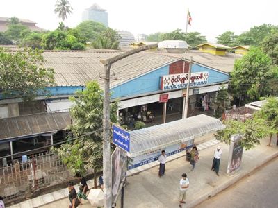 ヤンゴン観光名所：ミャンマーお土産物ならここ、ボージョーアウンサン・マーケット(地図付き)