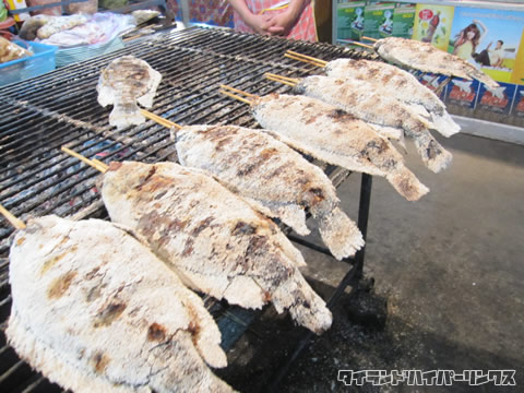 ウドンタニ・ナイトマーケットのおいしそうな魚の炭火焼き