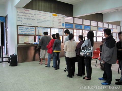 ビエンチャン行き国際バスチケット売り場の行列