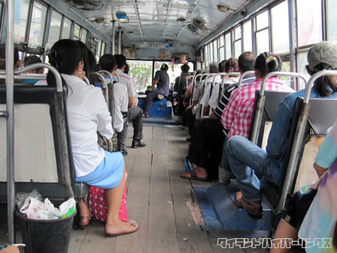 ノンエアコン路線バスの内部 タイランドハイパーリンクス Thai Hyper