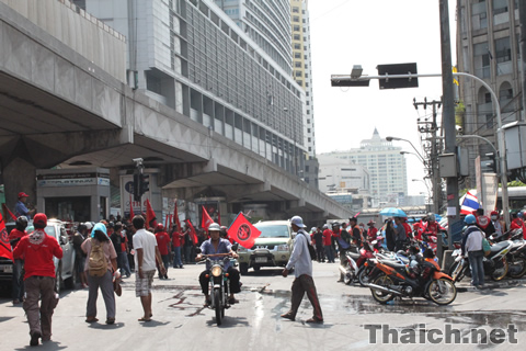 プラトゥーナム交差点の赤服デモ 2010年4月10日