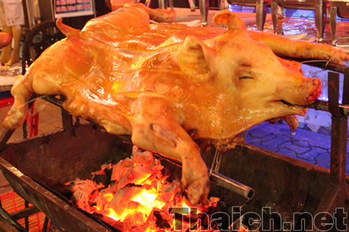 豚の丸焼き調理中 タイランドハイパーリンクス Thai Hyper