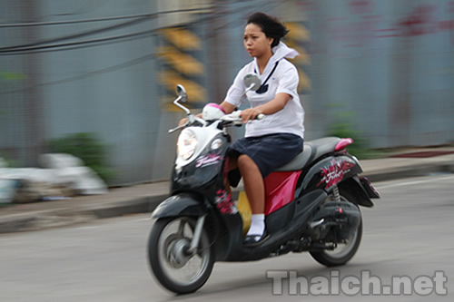 タイ人高校生のノーヘルオートバイ通学