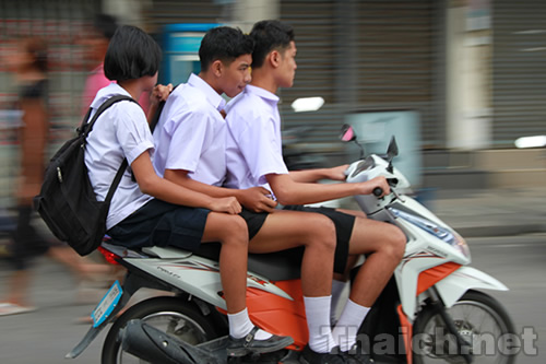 タイ人高校生のノーヘルオートバイ通学