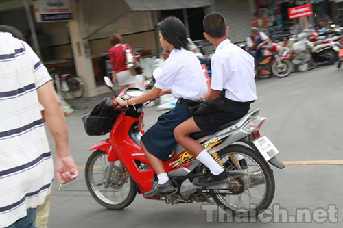 タイ人高校生のノーヘルオートバイ通学