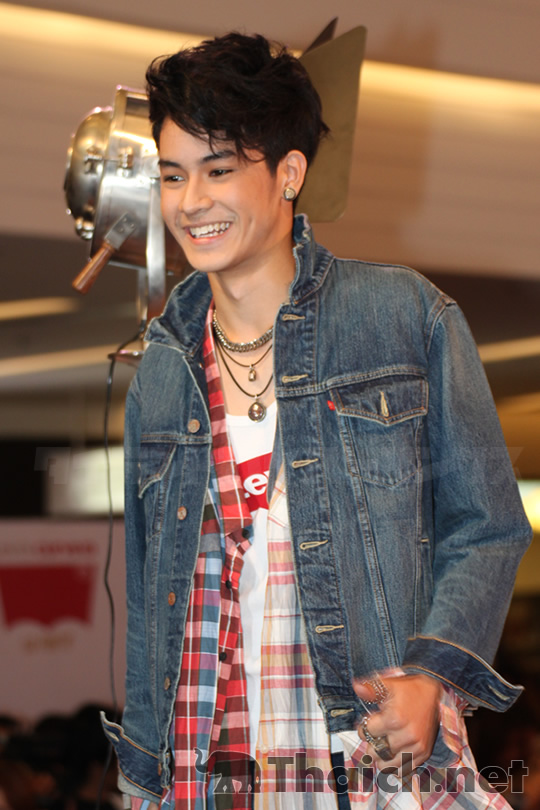 カウ・ジラーユ、ミン・ピチャヤーら出演 Levi's curve idファッションショー