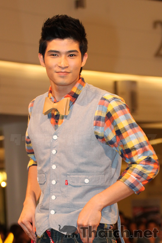 カウ・ジラーユ、ミン・ピチャヤーら出演 Levi's curve idファッションショー