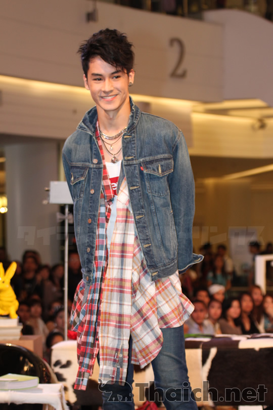 カウ・ジラーユ、ミン・ピチャヤーら出演 Levi's curve idファッションショー