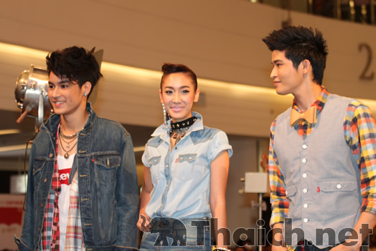 カウ・ジラーユ、ミン・ピチャヤーら出演 Levi's curve idファッションショー