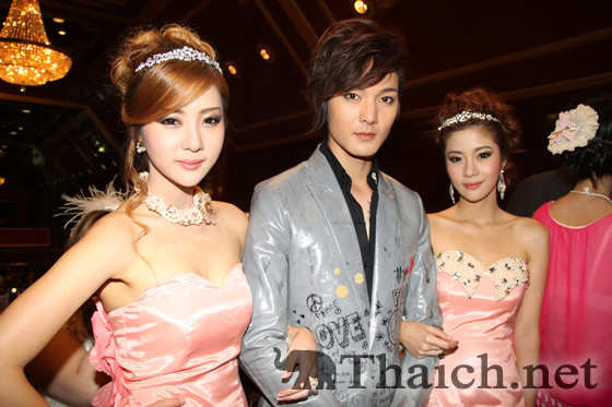 タイの芸能人たちが大集合! Star Party 23rd TV Pool