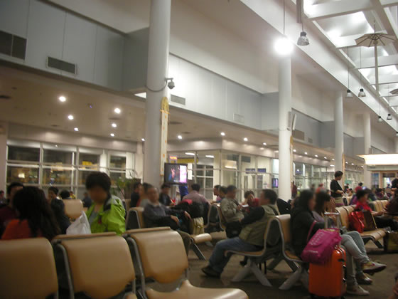 ココは難民キャンプか？ピーク時のチェンマイ空港にびっくり！