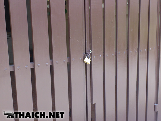 戸締まりは南京錠で