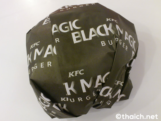 タイのケンタッキーフライドチキンの黒魔術ハンバーガー