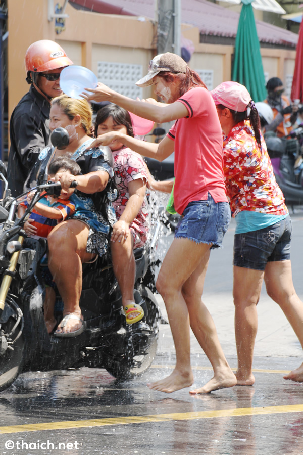 2015年ソンクラーン（タイ正月・水かけ祭り）の様子