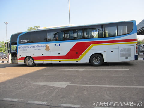 タイ－ラオス友好橋 タイ側イミグレーションで待っている国際バス
