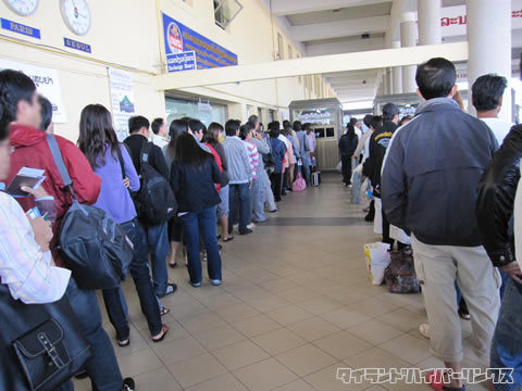 ラオス入国の長い行列
