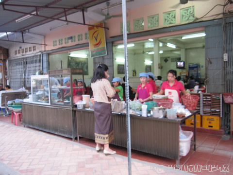 ネームヌアン レストラン「VIENG NEM NEUNG」店頭の様子