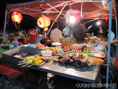メコン川の沿いのレストランはたくさんの食べ物