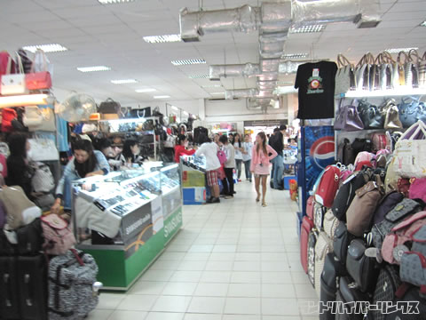 タイ－ラオス友好橋国境 ラオス側市場