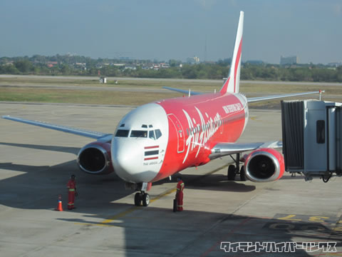 ウドンタニ空港を出発するエアアジア機