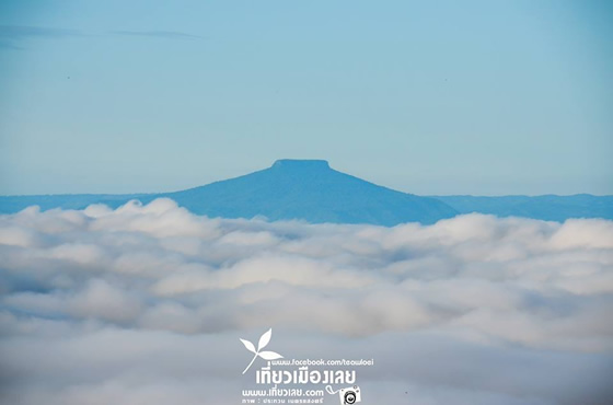 タイ・ルーイ県にある富士山そっくりの山「プーパーポ」