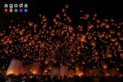 無数の灯籠が空に舞うコムローイ祭り（イペーンサンサイ）が2013年11月16日開催