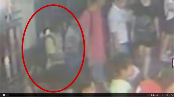 ビデオに映った怪しい黄色いシャツを着た黒いリュックサックの男－ラチャプラソン交差点テロ事件で
