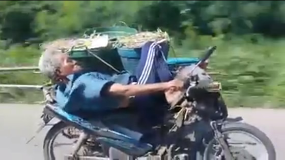 寝ながらバイクを運転するタイのおじいちゃんが大人気に 寝ながらバイクを運転するタイのおじいちゃんが大人気に