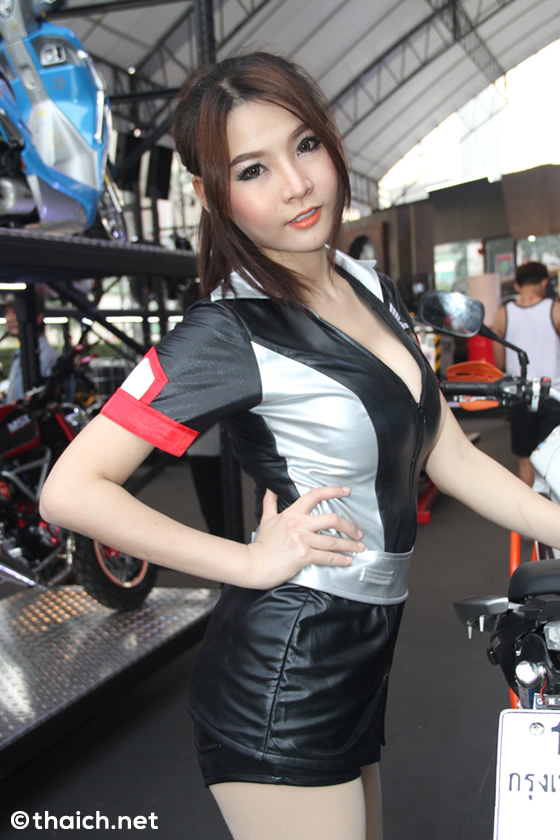 セクシーなタイ人コンパニオン20人！ 「バンコク・モーターバイク・フェスティバル2015」