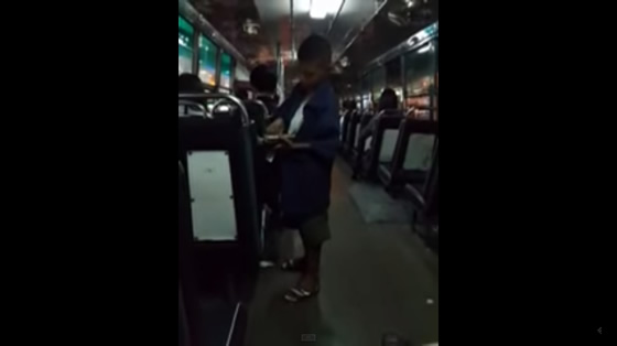 タイの路線バスで働く親孝行少年が話題に