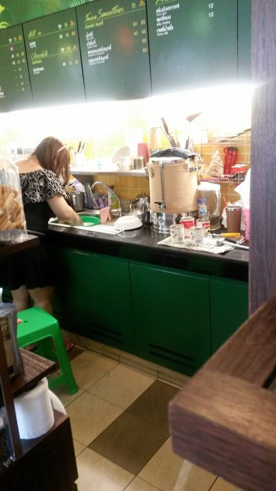 タイのカフェアマゾン店員がキッチンの流し台で靴を洗う画像が拡散【ネットの話題】