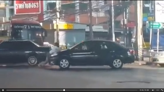 バンコクで女性が車に引きずられる動画【ネットの話題】