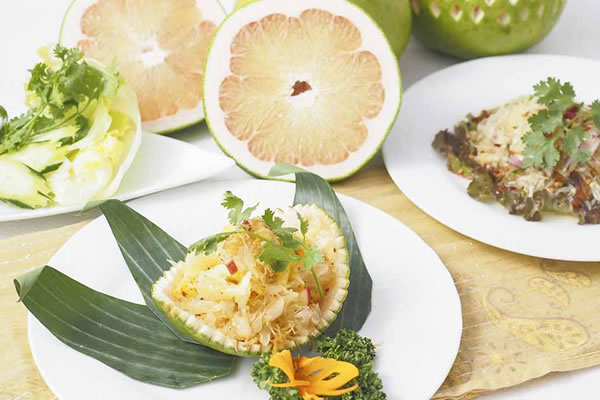 タイの柑橘フルーツ「ソムオー」料理を提供、老舗タイ料理レストラン「エラワン」がタイ王国大使館タイアップで