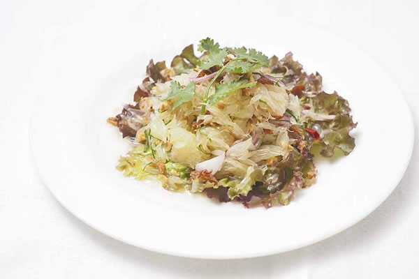 タイの柑橘フルーツ「ソムオー」料理を提供、老舗タイ料理レストラン「エラワン」がタイ王国大使館タイアップで
