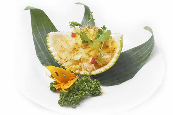タイの柑橘フルーツ「ソムオー」料理を提供、老舗タイ料理レストラン「エラワン」がタイ王国大使館タイアップで