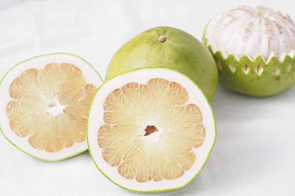 タイの柑橘フルーツ「ソムオー」料理を提供、老舗タイ料理レストラン「エラワン」がタイ王国大使館タイアップで