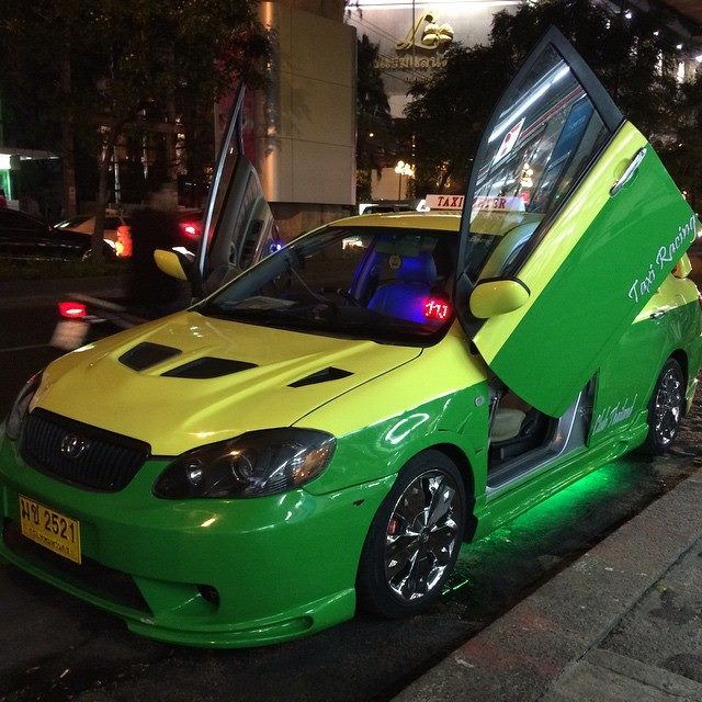 バンコクでポップアップドアのタクシーが発見された！