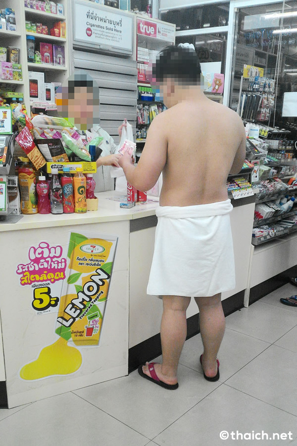 タイ発！中国人男性が裸にバスタオル一枚でショッピング！