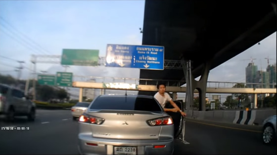 バンコクの危険運転挑発男!撮影されていたことを知り謝罪