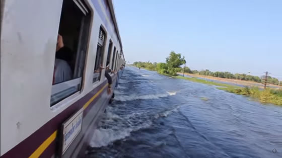 大洪水の中を走り抜けるタイの列車！【TVウォッチング】