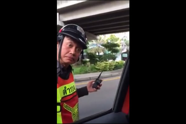 酒に酔って勤務するバンコクの交通警察官の動画が大拡散