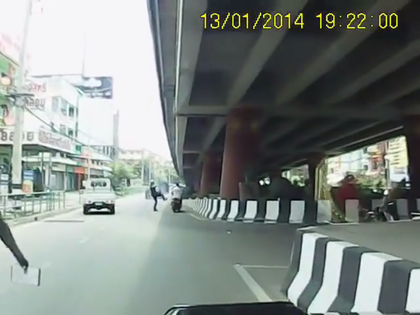 チェンマイで走行中のオートバイを蹴り倒す警察官に批判集中