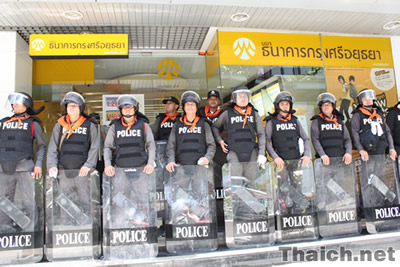 シーロム通りに小型ミサイルＭ79 死亡3名負傷約80名 2010年4月22日