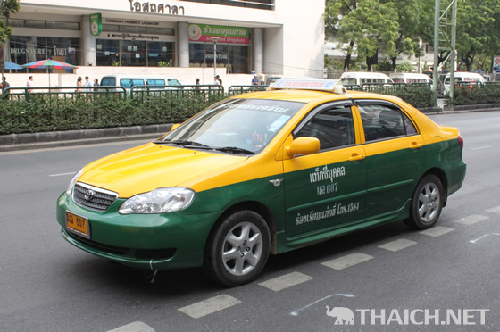 バンコクでポップアップドアのタクシーが発見された！