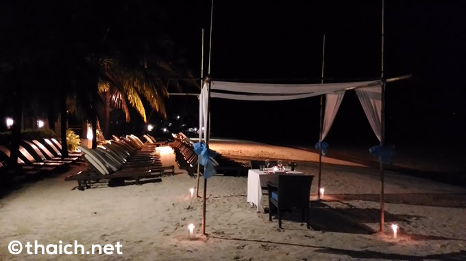 「A Tropical Romantic dinner On The Beach（ビーチでのトロピカルでロマンティックな夕食）」